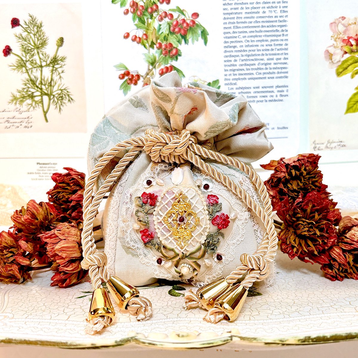 onisatelier's tweet photo. 丁寧に手刺繍をした“クチュールポシェット”

母の日に因んでカーネーションを刺繍いたしました。
シルクリボン、小粒のガーネット、フランスレース…細部までこだわったご褒美ポシェットですღ
自分へのご褒美やギフトにもおすすめです。
こちらは1点のみお持ちします。
※ショルダーチェーンは別売りです。

名古屋クリマ
MORITAさん委託【C-92】

#クリマ　#クリエイターズマーケット　#母の日ギフト