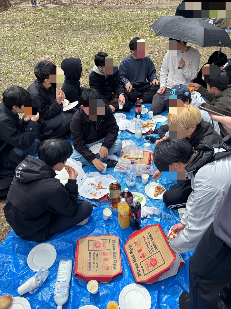HUyakyukansen's tweet photo. 今日はお花見を行いました！
ピザを食べながらの交流は清々しいものですね https://t.co/Dl3KeHUgKe