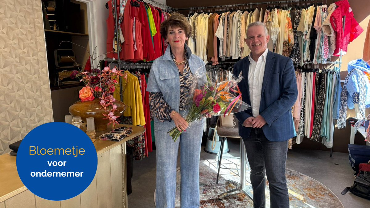 Gemeente_ZWL's tweet photo. Mariette Van Daalen is met de kledingwinkel Next Step terug in het centrum van Zwartsluis. 👚 Deze maand opende ze haar winkel aan de Kerkstraat. Wethouder Jan van der Poel ging donderdag met een bloemetje langs om haar te feliciteren met de opening. 💐 https://t.co/QaBkcWBRiy