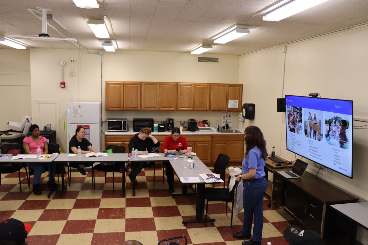 PeaceIncSyr's tweet image. Fatherhood with PEACE, Inc. and our Motherhood Group welcomed Broadview Federal Credit Union for a financial literacy workshop 📊
Parents built confidence and learned how financial choices shape long-term goals 💪🎯
Thank you for supporting our families ❤️
#PEACEIncSyr #Syracuse