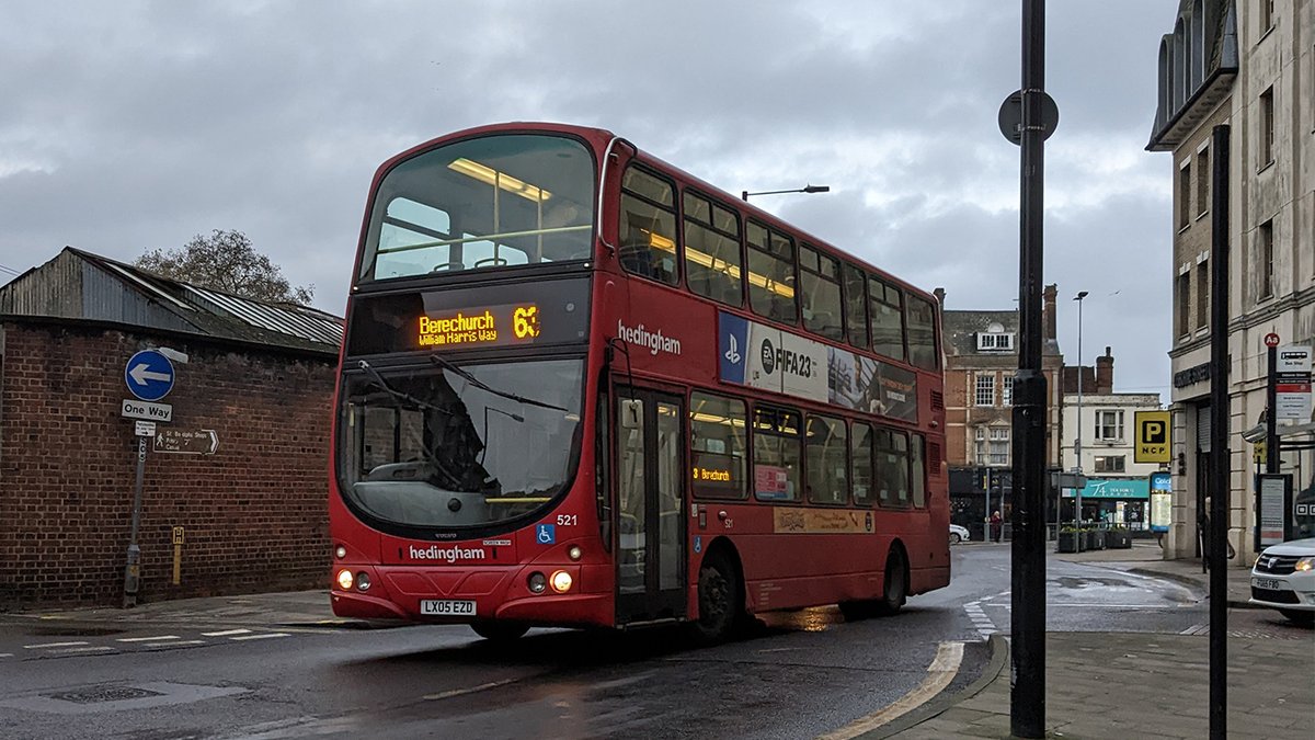 WillsBusSpot's tweet image. #Throwback 30/11/22
Hedingham Volvo B7TL's 521 LX05 EZD &amp;amp; 527 LX06 EAK are both pictured in Colchester. 521 is now withdrawn whilst 527 lives on for now.