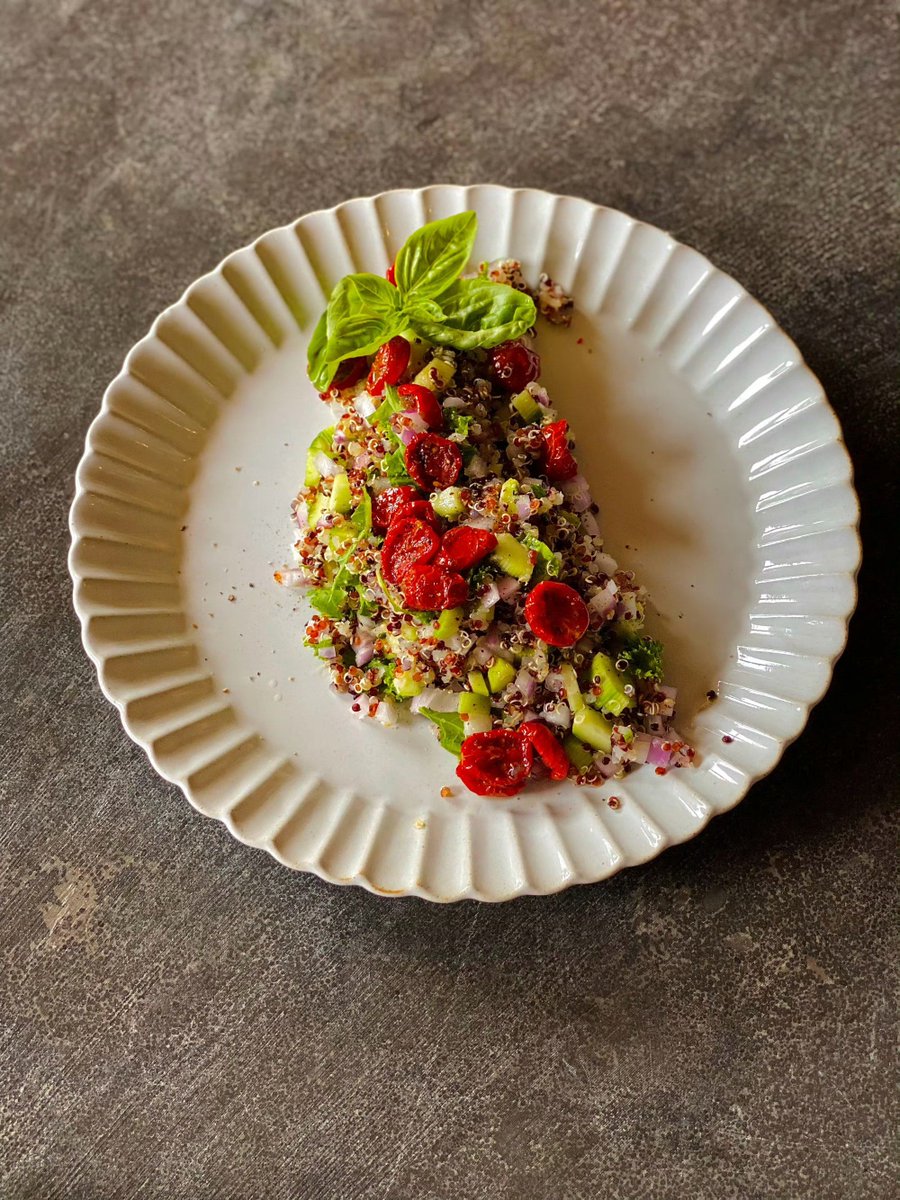CnLovely's tweet image. 300-calorie Lunch: Grilled Chicken (120g) + Steamed Broccoli (100g) + Quinoa (50g cooked) + Cherry Tomatoes (100g) + Lemon Zest. Protein-packed, fiber-rich, zero added sugars—fuel your day without overeating! #FatLossMeal #HealthyEating