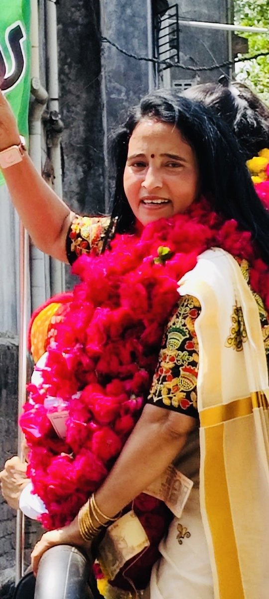 Harshal1781's tweet image. મારા મોટા બેન શ્રી @ManishaPatelBjp જી ને અંકલેશ્વર નગર પાલીકા ના કોર્પોરેટર બનવા બદલ ખુબ ખુબ અભિનંદન સહ શુભકામનાઓ..💐

પ્રભુ ને પ્રાર્થના જન સેવા ના કાર્ય કરતા રહેવા આપને વધુ ને વધુ સમથૅ બનાવે..🙏

#Congratulations