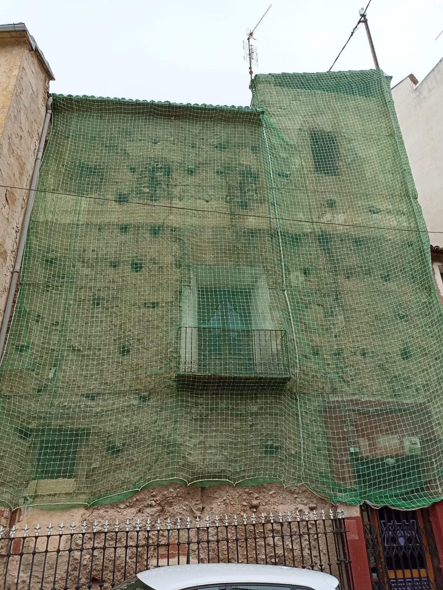 sosvencejos's tweet photo. Aquí tenemos un ejemplo de apertura de huecos en una red. Fue en Cocentaina, en una torre medieval que amenazaba derrumbe. Sin embargo, abrir huecos en los nidos supuso cero euros y diez minutos de trabajo. La red siguió cumpliendo su función y los nidos se salvaron. https://t.co/wHKf5rcQFI
