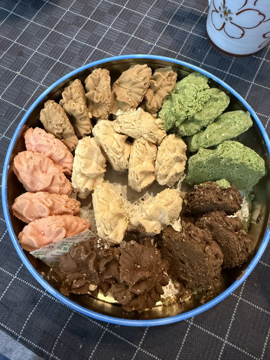 lamjangaya's tweet photo. 主人が香港🇭🇰の空港で買ってきてくれたんだけど…食べたら…味が薄味で…え？って思ったらやっぱり会社が違ってた…リトルベアーさん。私はジェニーベーカリーが食べたかった
#littlebear #小熊港式曲奇
#ジェニーベーカリー https://t.co/gkjfhfCrIh