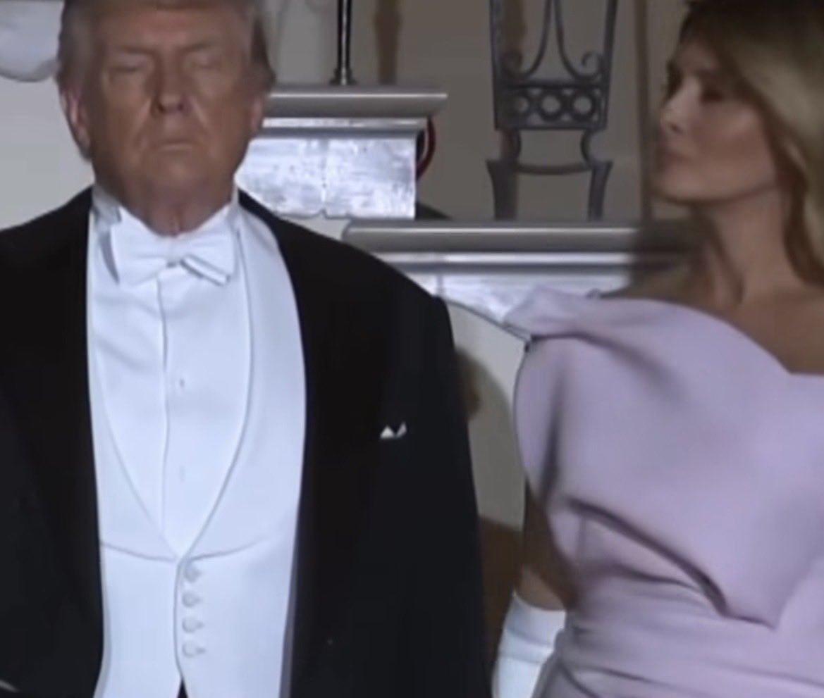 SaraJade_13's tweet image. An unhappy #Melania enters gala dinner with #Trump  .A handholding struggle ensues &amp;amp; Melania wriggles free. Appears to feign looking over her shoulder to enable a glance to check her husband’s reaction. Trump eyeblocks displeasure. Melania falls into line with appeasement smile.