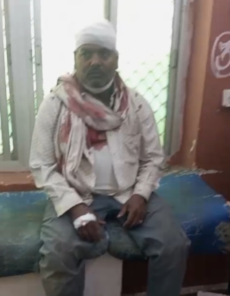 IndiaNewsUP_UK's tweet image. कौशांबी 
अस्पताल जा रहे दम्पति से मारपीट।
दबंगों ने दोनों को बेरहमी से पीटा, गंभीर घायल।
दादू, राजू, पप्पू समेत कई पर आरोप।
पीड़ित ने पुलिस को तहरीर दी, जांच जारी।
#Kaushambi #UPNews #Crime #Police @kaushambipolice