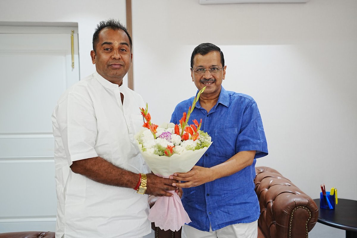 आज पार्टी के राष्ट्रीय संयोजक <a href="/ArvindKejriwal/">Arvind Kejriwal</a> जी से उनके आवास पर मुलाकात हुई।
दिल्ली ही नहीं, पूरे देश में पार्टी को मजबूत करने के लिए पूरी जिम्मेदारी और समर्पण के साथ खड़ा रहूंगा।
जनता की आवाज़ को और बुलंद करेंगे।