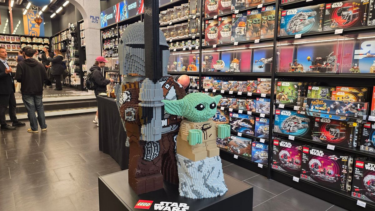 WorldOfTwinsen's tweet image. Prochainement on parlera du pop-up store @StarWarsFR de @KingJouet_Fr sur mon site.