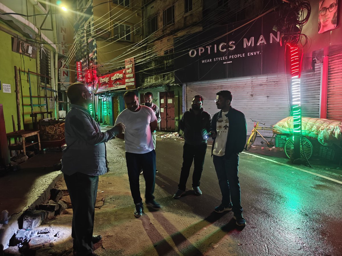 agtsmartcity's tweet image. Night shift on site, vision on point. 🚧
CEO, ASCL reviews night progress on Thakurpally Road  &amp;amp; HGB Road – Smart Roads Project under Agartala Smart City Limited. Round-the-clock commitment for a smarter tomorrow. 🚧
#AgartalaSmartCityLtd #SmartRoads #ADB