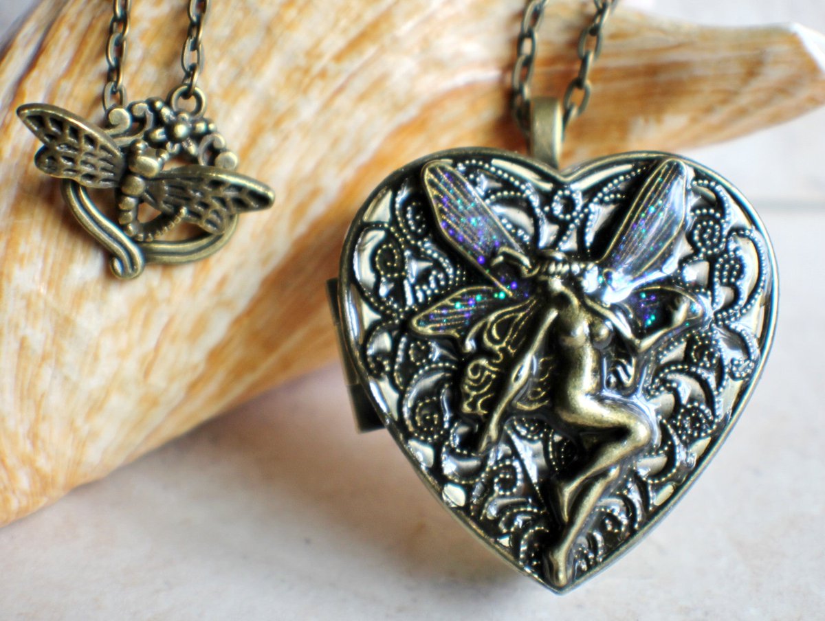 charsfavorite's tweet image. Unlock the enchanting melody of memories with our Bronze Fairy Music Box Locket for only $100. Capture the magic today! #MusicBox #GiftsForHer

Shop Now charsfavoritethings.com/products/copy-…
