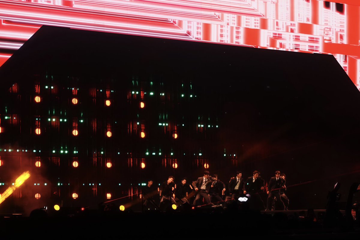_burnnyy's tweet photo. 20260425 

Sân khấu nóng 100 độ C … im so crazy 

@weareoneEXO #EXO #EXhOzion_in_HCMC #DOKYUNGSOO #CHANYEOL #KAI #SEHUN #SUHO #VIETNAM #EXO_PLANET_6 https://t.co/Pt9W315Q1D