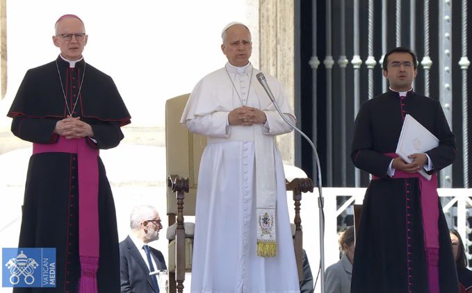 evaenlaradio's tweet image. Hoy hemos visto por primera vez en la #AudienciaGeneral, al lado del #Papa, al Prefecto de la Casa Pontificia, el arzobispo Petar Rajič (nombrado en marzo de 2026)

#Vaticano