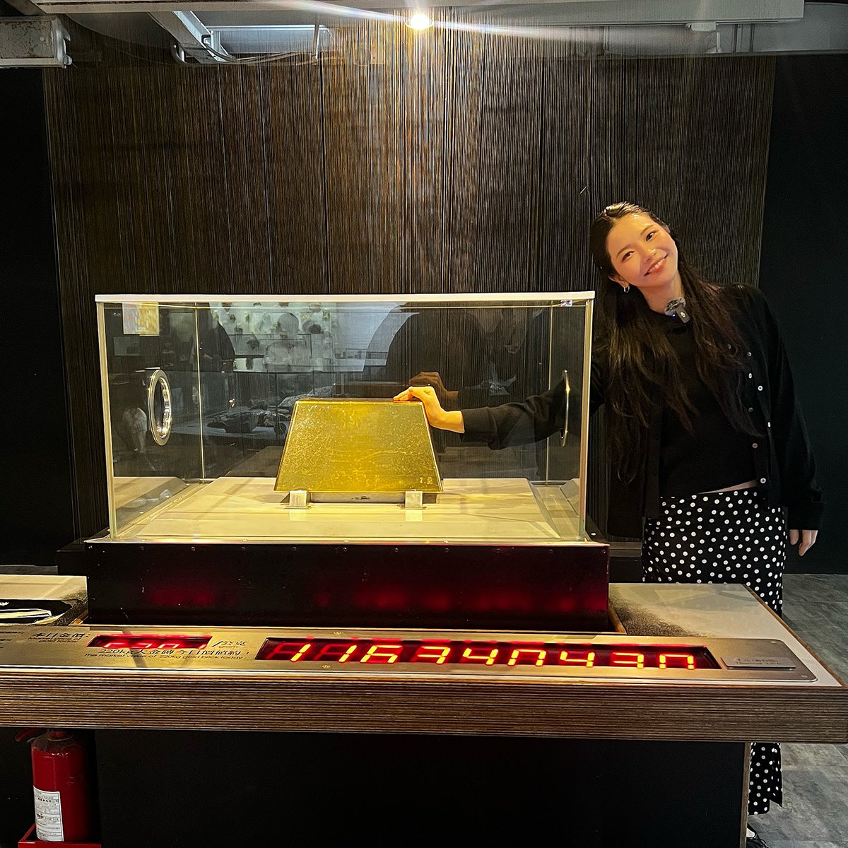 DragonKazoo77's tweet image. 260429 Solarsido Community Post

Hello! Yonwangnims~
This is Yesol PD ☺️

The only asset that works anywhere in the world
With just this one, is a life reversal possible?

Came to dig for gold,
and faced
a 220kg gold bar

How much is
this gold
worth~? ᯓ★
++

#SOLAR #솔라