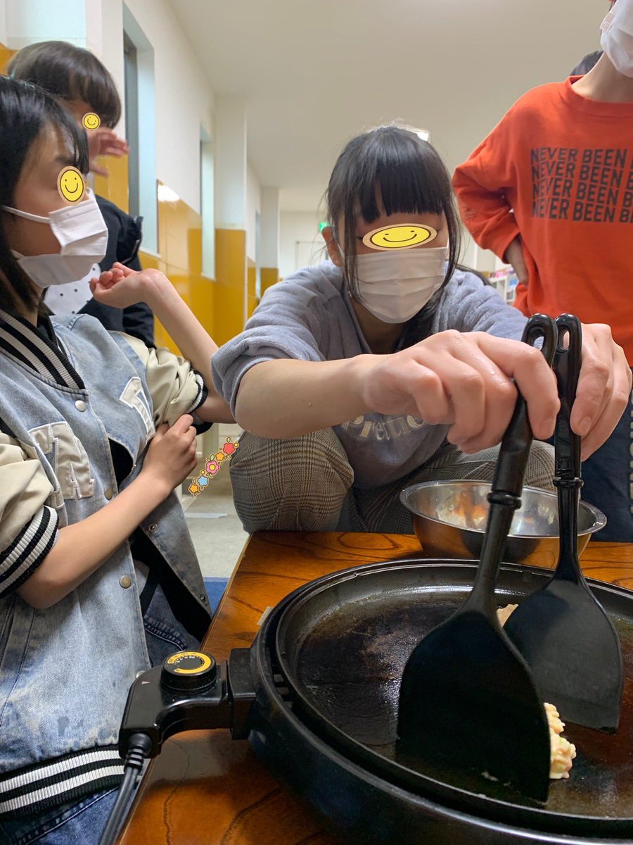 firstdream_02's tweet photo. 🧑‍🍳新堀教室🧑‍🍳
2026.4.29(水)
『お好み焼きパーティ🥮』
仲良くみんなで具材を混ぜてホットプレートで丁寧に焼き上げました🥘
自分たちで作ったお好み焼きの味は、何よりもみんなの笑顔が語ってくれました✨

▽ファーストシーンドリームの詳細はこちら！
https://t.co/y2cIInJFgo

#放デイ #お好み焼き https://t.co/5JqWKgYy1z