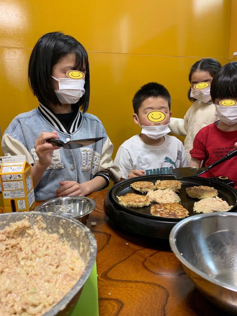 firstdream_02's tweet photo. 🧑‍🍳新堀教室🧑‍🍳
2026.4.29(水)
『お好み焼きパーティ🥮』
仲良くみんなで具材を混ぜてホットプレートで丁寧に焼き上げました🥘
自分たちで作ったお好み焼きの味は、何よりもみんなの笑顔が語ってくれました✨

▽ファーストシーンドリームの詳細はこちら！
https://t.co/y2cIInJFgo

#放デイ #お好み焼き https://t.co/5JqWKgYy1z