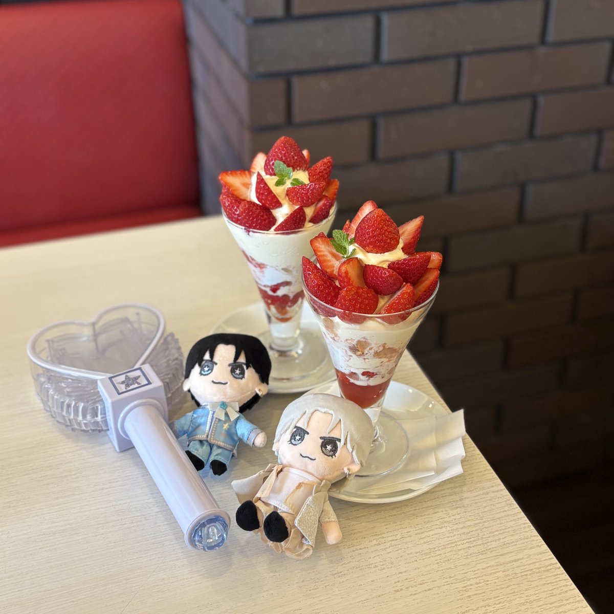 panda__rosen's tweet photo. 中島健人がLIVE中に食べたミレニアムトレジャー巡り。まつ井さんの羊羹、烏骨鶏かすていら、フルーツパーラーむらはたさん。パフェのテイクアウトは売り切れ。羊羹もお店の人曰く、発注かけても製造から間に合わず、私が購入したタイミングで残り2つの状況。恐るべし中島健人の影響力。Unityの財力怖。 https://t.co/V1GIRmyPkc