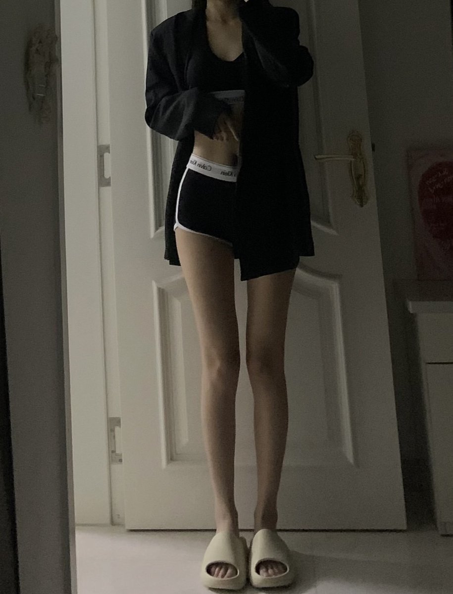LANA_beauty_'s tweet photo. TikTokでバズってるこの筋トレがーーーち効く。２週間で太ももに隙間できて腹凹んだ https://t.co/OdKoHVzBvt