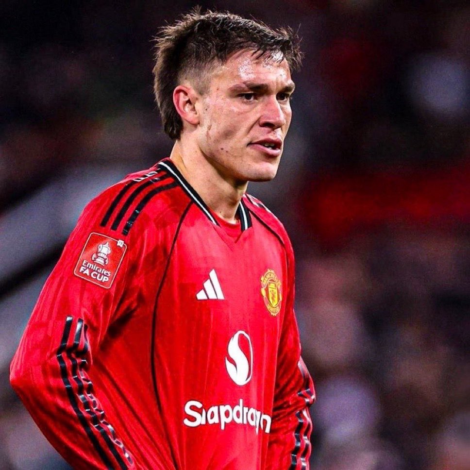 Amolo_10's tweet image. 🚨 Manuel Ugarte’s time at Manchester United appears to be coming to an end.

The club are seeking around €28m for a permanent transfer, with his agent Jorge Mendes working to facilitate a move once the season concludes.
#UTD #MUFC #UCL #FootballTwitter #UnitedWeWin