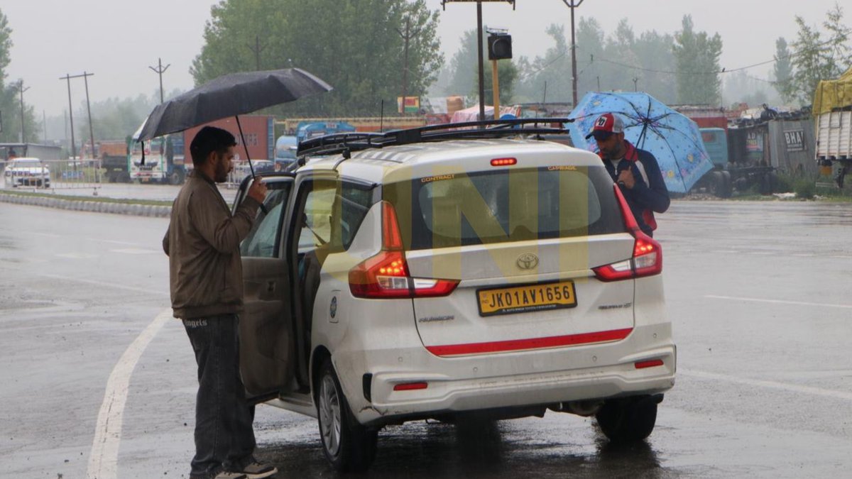 UNI_Photos's tweet image. In Photos | Amid steady rain, people move about with umbrellas in Kashmir.

📸: Shah Junaid / UNI

#JammuAndKashmir | #Rain | #Kashmir | #UNI