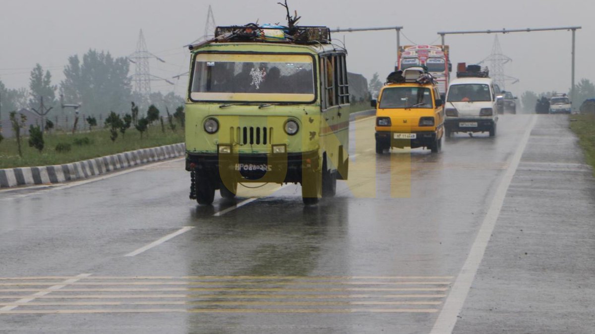 UNI_Photos's tweet image. In Photos | Amid steady rain, people move about with umbrellas in Kashmir.

📸: Shah Junaid / UNI

#JammuAndKashmir | #Rain | #Kashmir | #UNI