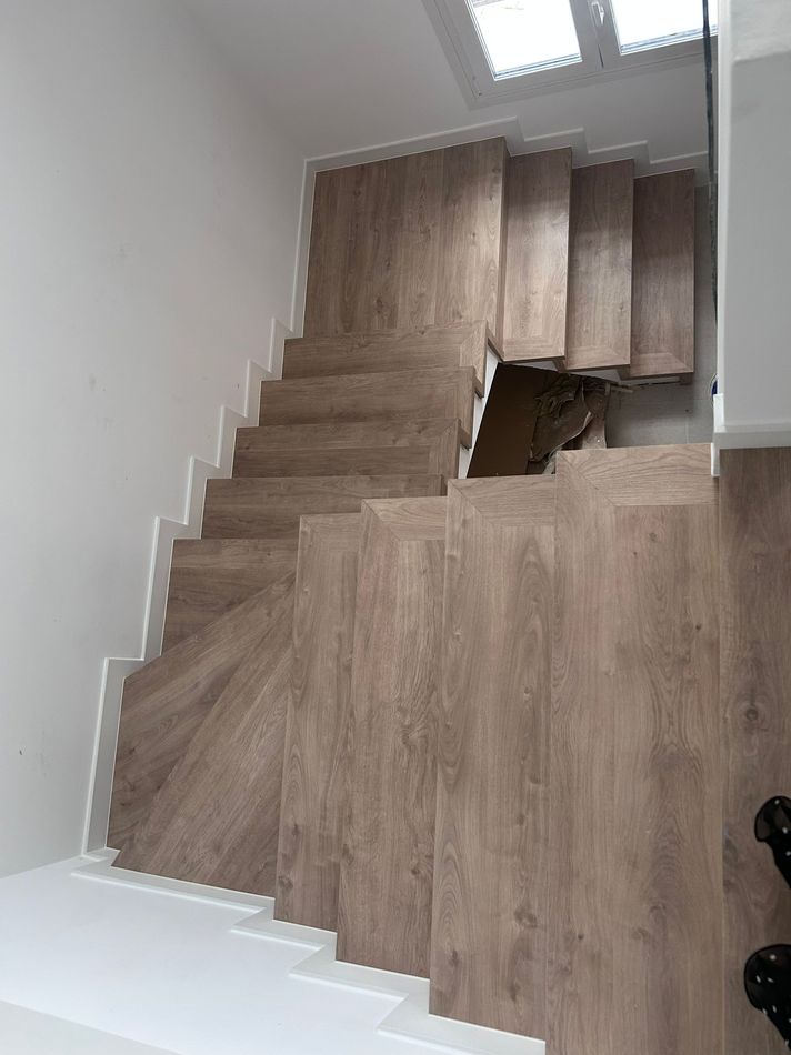 acrontarimas's tweet photo. 🏡 ¿Piensas renovar las escaleras de tu chalet? La tarima laminada y vinílica es la opción más elegante y resistente. Visita técnica gratuita en #Madrid. 
📞 91 492 04 14 👉 https://t.co/Pw0hFUKCOp
 #TarimaEscaleras #ReformaHogar https://t.co/ftSxWlO2Xu