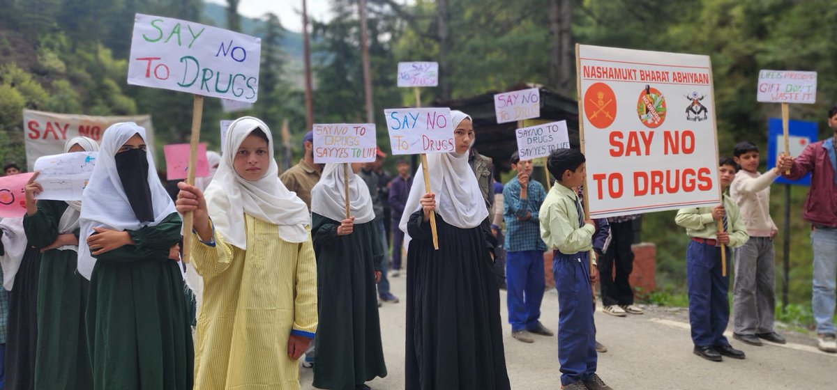 imSaLeemSheikh1's tweet photo. Youth of #Keran Bowl, in association with the Indian Army, united today with one message “Drugs Destroy Dreams” 🇮🇳
Spreading awareness, inspiring change, and building a stronger, drug-free future.
#NashaMuktBharat #IndianArmy #SayNoToDrugs #YouthPower
@adgpi @kupwarasentinel https://t.co/CYQuvnxlu9