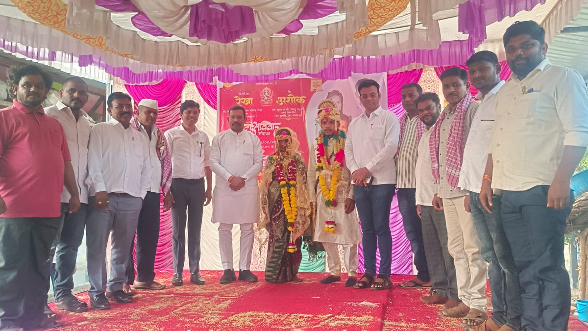 drhemantsavara's tweet image. 📍 कारेगाव, ता. मोखाडा, जि. पालघर

चि. सौ. कां. रेखा व चि. आशीष यांच्या शुभ विवाह सोहळ्यास उपस्थित राहून नवदाम्पत्यास मनःपूर्वक शुभाशीर्वाद दिले. 

नवदाम्पत्याच्या भावी आयुष्यास सुख, समृद्धी, आरोग्य आणि आनंद लाभो, हीच सदिच्छा! 🙏

#wedding #blessings #happycouple #palghar