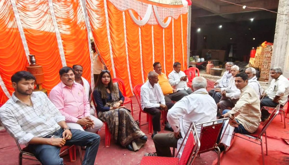 AAPBrajPrant's tweet photo. AAP ब्रज प्रांत अध्यक्ष आदरणीय @DrHChaudhary जी का कार्यकर्ताओं के प्रति स्नेह और समर्पण प्रेरणादायक है।
आगरा जिला उपाध्यक्ष श्री अरुण गहलौत जी के पारिवारिक कार्यक्रम में शामिल होकर उन्होंने यह साबित किया कि AAP अपने कार्यकर्ताओं को परिवार मानती है।
#TeamAAP #BrajPrant #Agra https://t.co/5oELYSQaoa