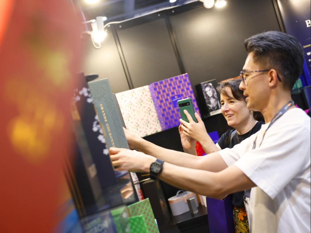 hktdc's tweet image. Discover innovative, eco-friendly and premium #printing and #packaging solutions at the #HongKong International Printing &amp;amp; Packaging Fair and DeLuxe PrintPack Hong Kong, taking place at AsiaWorld-Expo until 30 Apr. Details: bit.ly/3UvFb0i, bit.ly/4uYqJzG