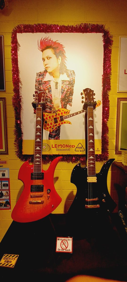 yoshiyukkaaaaaa's tweet photo. まぁ寄っちゃうよね😆
#hide
#X JAPAN
#ラフォーレ原宿
#レモネード
#LEMONed https://t.co/AObZr1TaIw