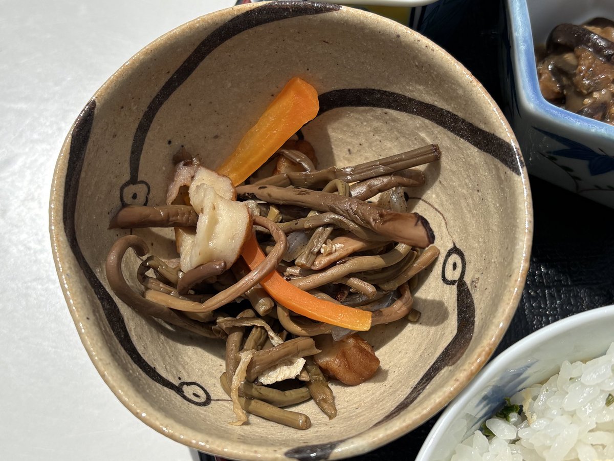 takayama_kankou's tweet photo. 信州高山村は山菜のシーズン❗️

今日ご紹介するのは常盤屋の「山菜定食」です。
タラの芽、コシアブラ、フキノトウ、コゴミなどの天ぷら、コシアブラの混ぜごはん、ゼンマイの煮物、山ウドの酢味噌和えなど、これでもかと付いて1,500円（季節限定。土•日•祭日のみ）

味付けはしっかり、ボリューム満点。
これぞ奥信濃の〝おごっそ（ごちそう）〟

山田温泉にお越しの際はぜひ味わってみてください❗️

#信州高山村 #信州高山村観光協会 #山菜ごはん #山田温泉 #常盤屋