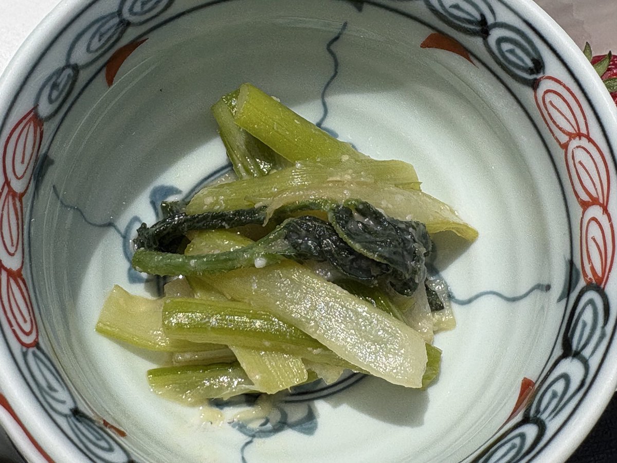 takayama_kankou's tweet photo. 信州高山村は山菜のシーズン❗️

今日ご紹介するのは常盤屋の「山菜定食」です。
タラの芽、コシアブラ、フキノトウ、コゴミなどの天ぷら、コシアブラの混ぜごはん、ゼンマイの煮物、山ウドの酢味噌和えなど、これでもかと付いて1,500円（季節限定。土•日•祭日のみ）

味付けはしっかり、ボリューム満点。
これぞ奥信濃の〝おごっそ（ごちそう）〟

山田温泉にお越しの際はぜひ味わってみてください❗️

#信州高山村 #信州高山村観光協会 #山菜ごはん #山田温泉 #常盤屋