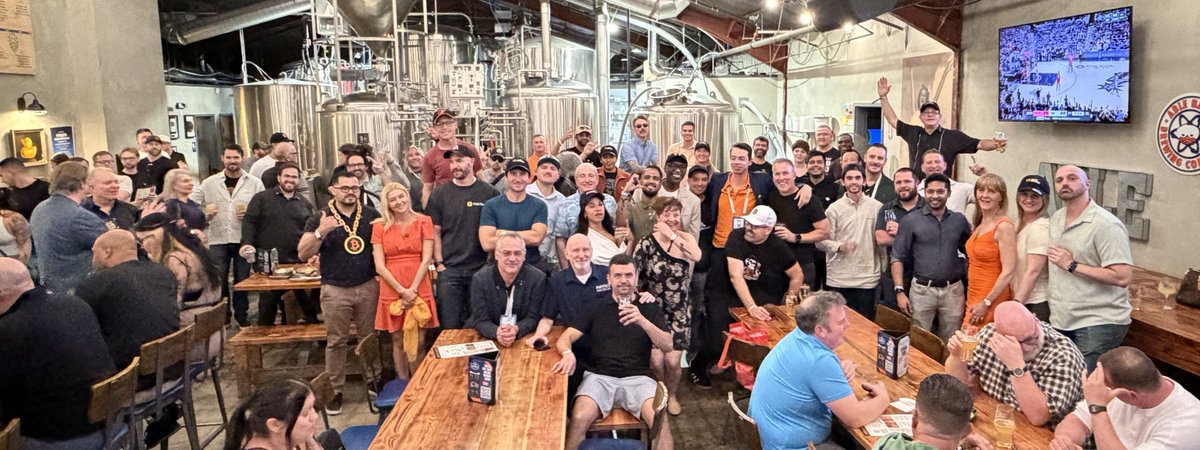 cluborange's tweet image. The largest gathering of Club Orange members happened last night in Vegas! ⚡️

A night to remember.