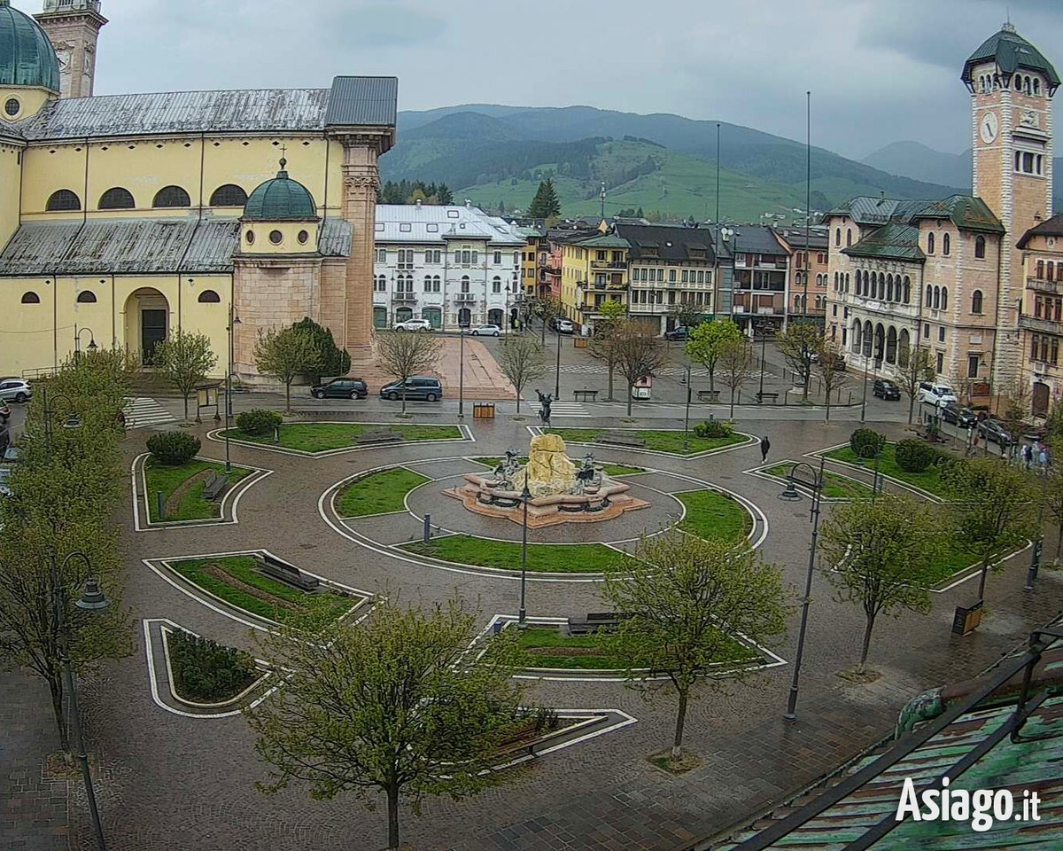 AsiagoIt's tweet photo. Ma che colore ha una giornata uggiosa... ad #Asiago? 🌧️😉
Buongiorno amici! 🙂 Oggi il tempo è malinconico… ma Piazza Carli, anche così, conserva il suo fascino! 😍
Per guardarla in diretta, qui la #webcamlive 👉 https://t.co/cxlilOaAI2
#Asiagoit https://t.co/JDxA0w88tV