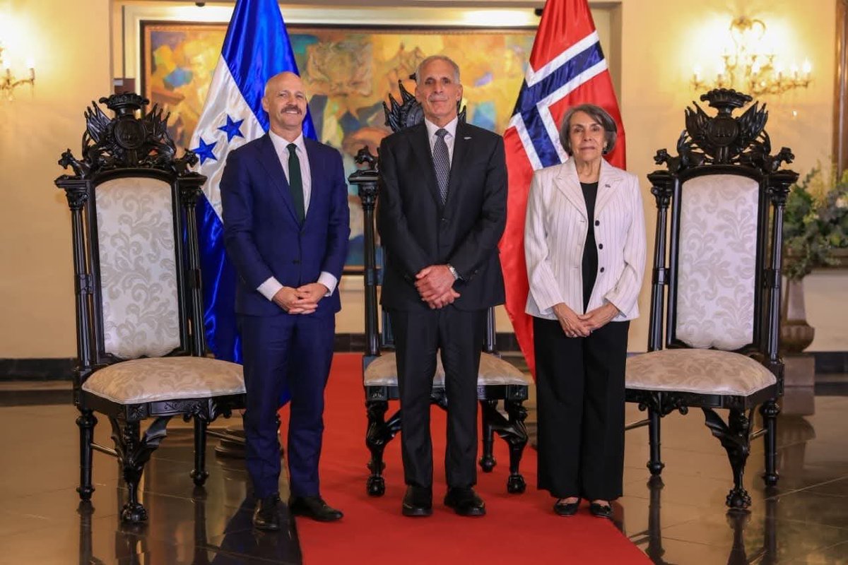 EmbNorMexCA's tweet photo. Ha sido un honor presentar mis cartas credenciales al Presidente de Honduras, Nasry Asfura (@TitoAsfuraPHN), en presencia de la Canciller Mireya Agüero (@CancilleriaHN). Reafirmamos nuestro compromiso de defender el multilateralismo y el derecho internacional. https://t.co/eD3Ulw0T3R
