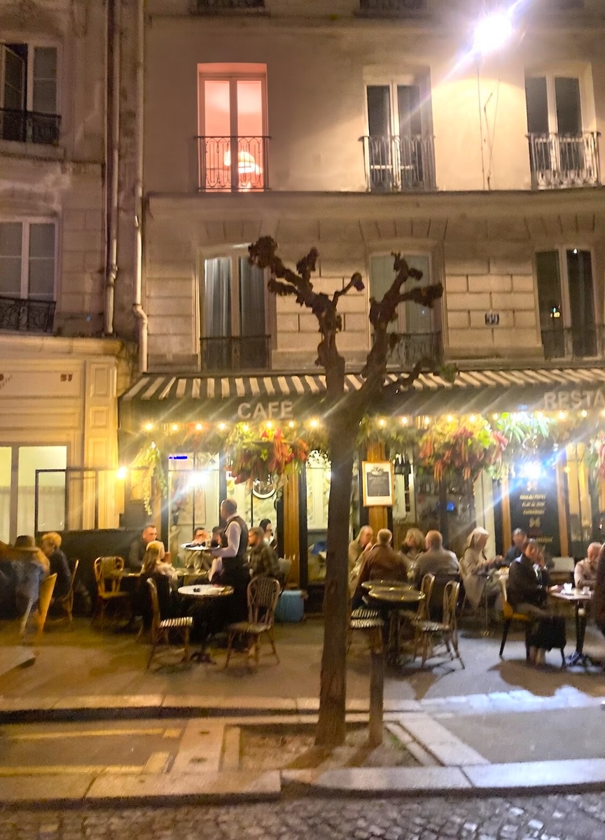 focusonparis's tweet image. Window Wednesday: café life hums late into the night beneath a blushing window. #montmartre #parisbynight #cafesofparis #cafeculture