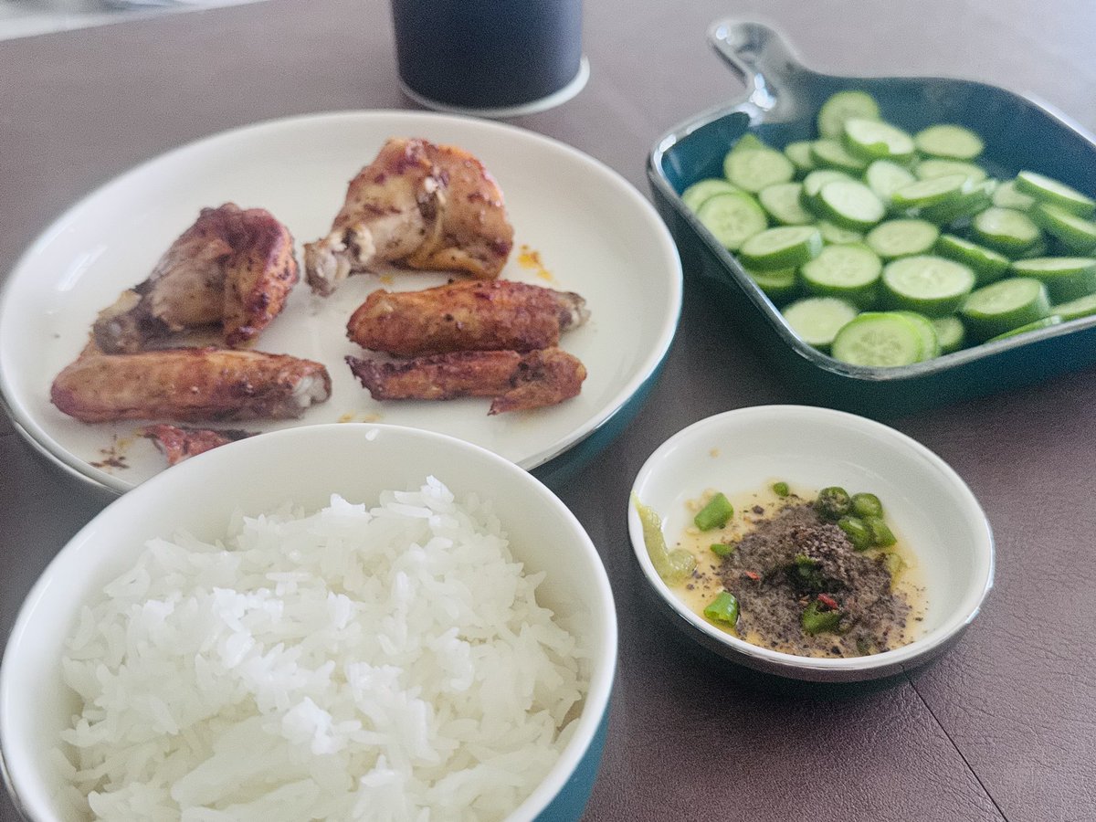 verathai11's tweet image. Bữa trưa đơn giản của Vera đây!

- Gà chiên
- Dưa leo sống
- Không thể thiếu chén muối tiêu ớt 😋

Chúc anh em ăn trưa ngon miệng nhé!

#food #daily