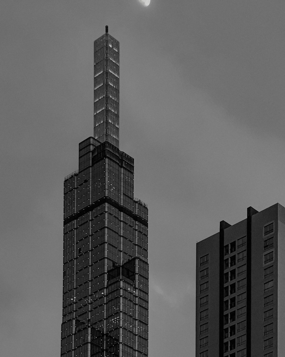 TeresaHarv40765's tweet image. #mylife Giữa thành phố rộng lớn, những tòa nhà vẫn sáng đèn khi màn đêm buông xuống. Mỗi ô cửa là một câu chuyện, một hành trình đang tiếp diễn. Cuộc sống chưa bao giờ dừng lại – chỉ là bạn có đủ kiên trì để theo đuổi mục tiêu của mình hay không. 🌙