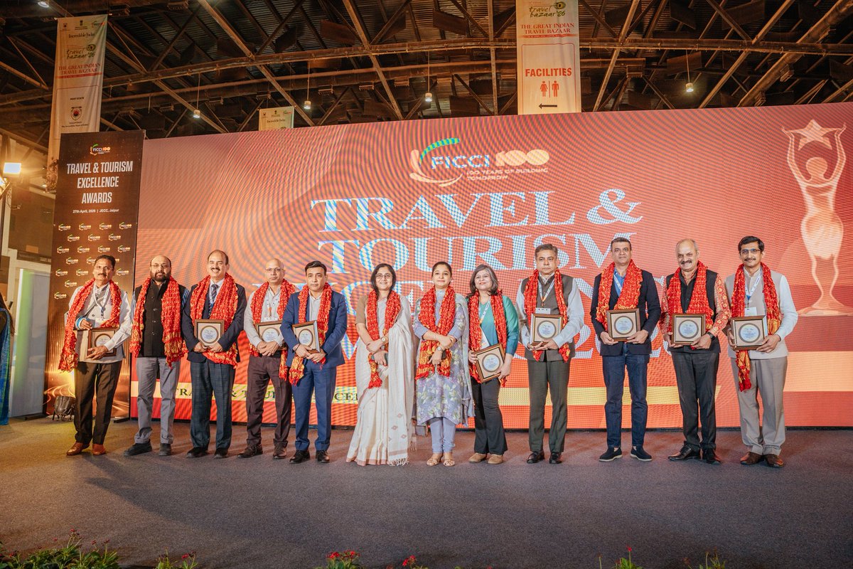 lakshmisharath's tweet photo. And then this happened . At #GITB in Jaipur as a jury member of @ficci_india Travel and Tourism Excellence Awards . Congratulation to all the winners . Grateful to be in such esteemed and inspiring company https://t.co/dPTxWef1m7