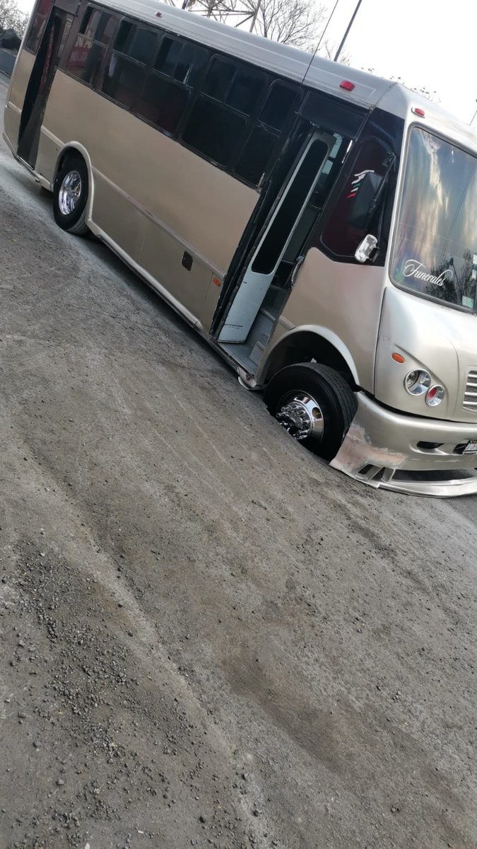 sabinacortes's tweet photo. Urgente | Denuncia ciudadana. En la calle Cerro de la Estrella esquina con Eje 5 Sur, Col. Paraje Zacatepec (CP 09560), persiste una fuga de drenaje que ya había sido “reparada” de forma deficiente. La situación ha empeorado Ya han caído vehículos @SACMEX_DENUNCIA @Alc_Iztapalapa https://t.co/ltlFeYEK3r