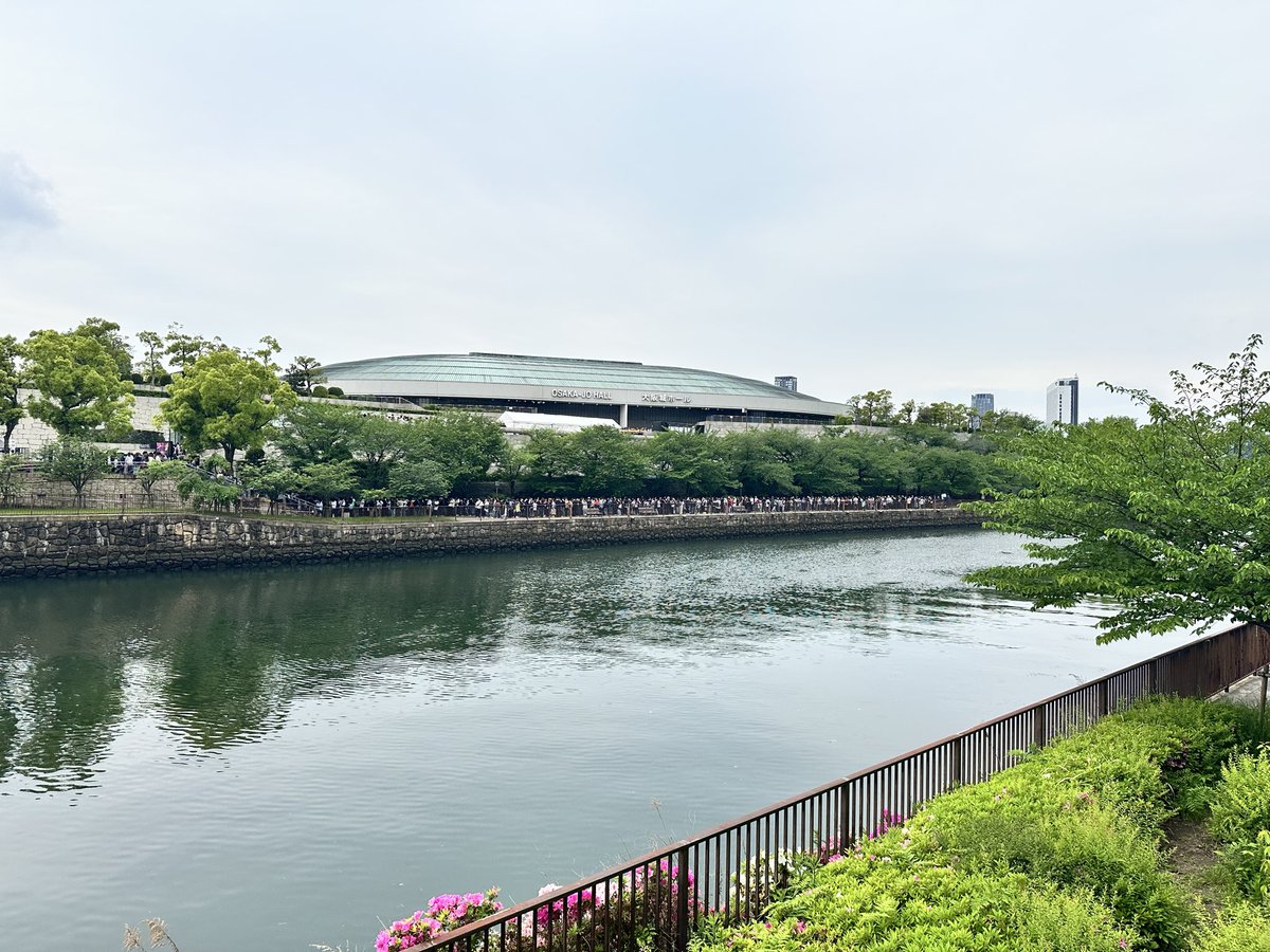 aym6216's tweet photo. なうの物販列 https://t.co/ErLoikCRRz