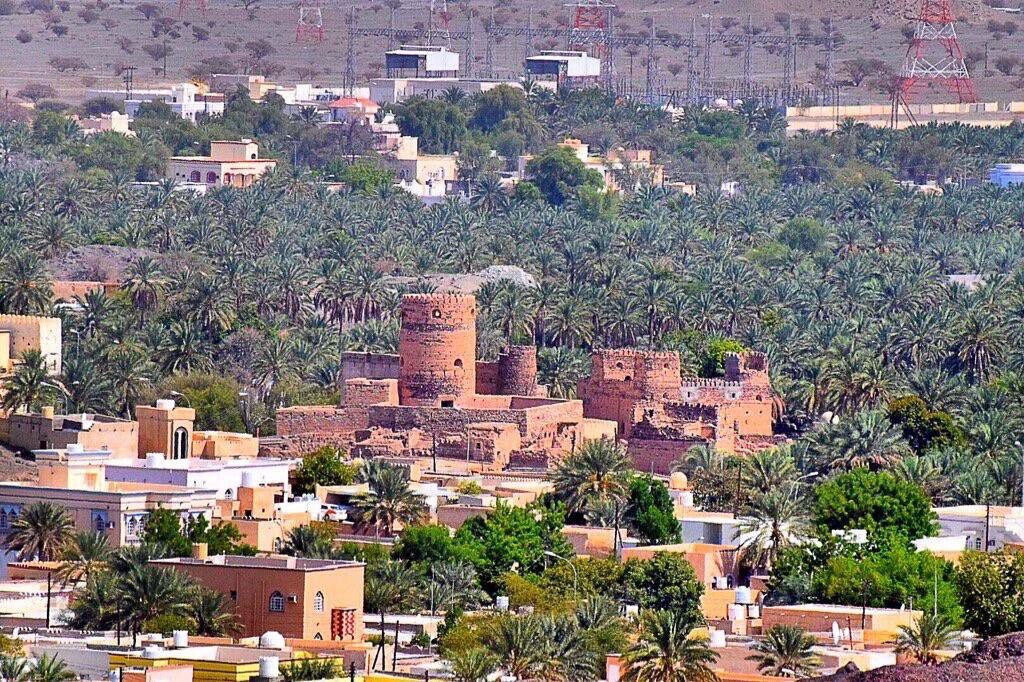 mct20017's tweet photo. #السلطان_هيثم
#المضيرب
ازدانت ��زانت واستزان جمالها 
لمّا المليك اطلَّ في اركانها 

نعِمت وتنعّمت وتهللتْ 
بِشراً بهيثم قاصداً إنسانها

هذه المضيرب مجد كل مآثرٍ
فهي المآثر مجدها وسنامها 

طوبىٰ لكِ، السلطان عمَّ بفضله  
كالغيث يروي الزهرَ في بستانها 

#صالح_الحارثي https://t.co/N3cREWPWVd