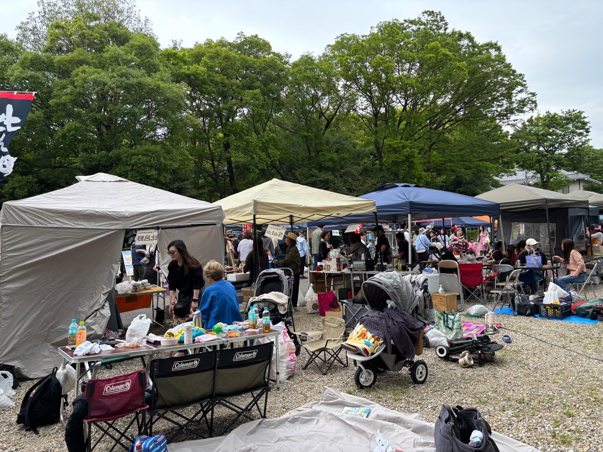 興正寺、こねっこ絶賛参加中です。
多くの方にきていただき、第一陣のクッキー、玄米稲荷は、売り切れ。ありがとうございました！今、クッキー追加、冷やし抹茶、アイスコーヒーとともに、現在再度販売中です。よろしかったら、どうぞ。春、暑くもなく気持ちいいです！