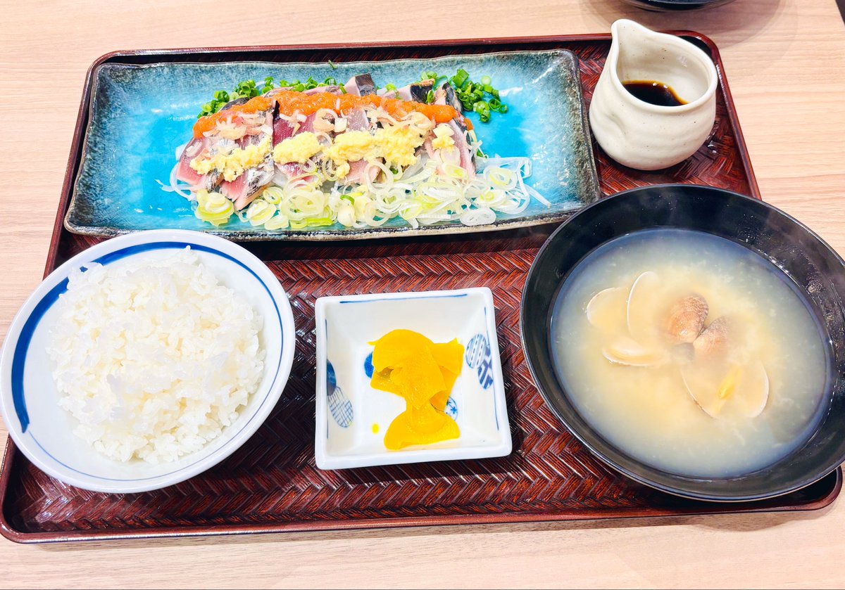 今日のお昼は鰹のタタキ定食でした！
出かけ先でお昼食べるの大体麺が多いので、ご飯物は久々でしたな…美味しかった😋