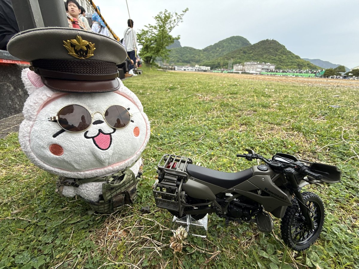 144_JSDF's tweet photo. 出発地点を誤って覚えてしまい、
来るはずのない他の隊員を待ち続ける
悲しきバイク隊員

#陸上自衛隊　#善通寺　#第14旅団　#JGSDF_MA_14B_pr https://t.co/6VDPUp0zln