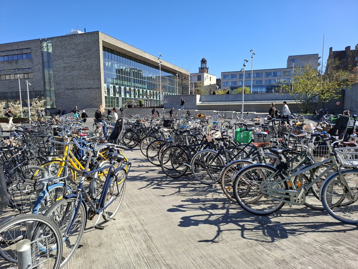 DaneMarseille's tweet image. Une evole, un centre commercial,  des arceaux pour #vélo et une rue pour vélos uniquement.  C'est Frederiksberg,  un quartier de Copenhague.