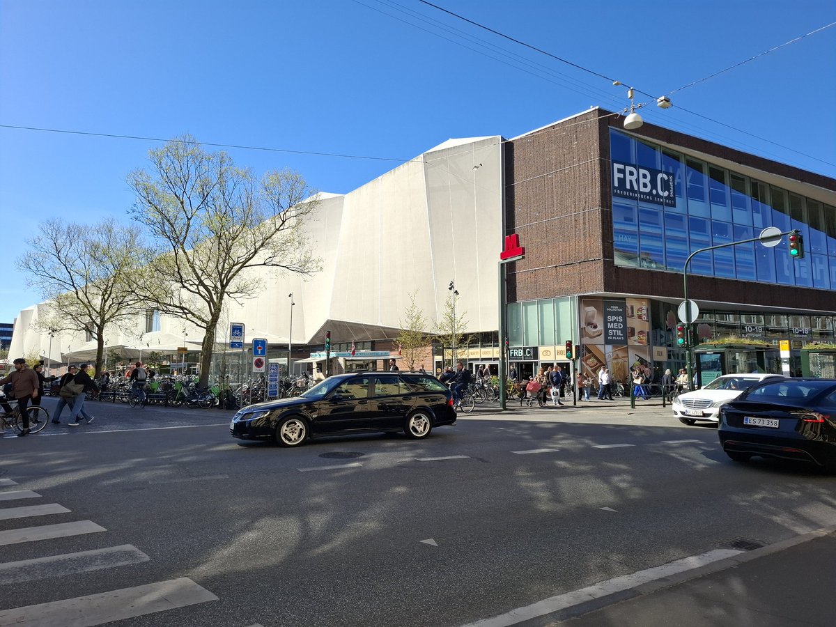 DaneMarseille's tweet image. Une evole, un centre commercial,  des arceaux pour #vélo et une rue pour vélos uniquement.  C'est Frederiksberg,  un quartier de Copenhague.
