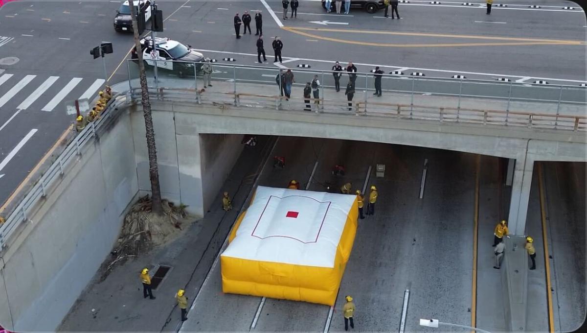 nypost's tweet image. Person threatening to jump freezes 101 Freeway traffic for hours as SWAT and LAPD descend trib.al/WWHy2nQ