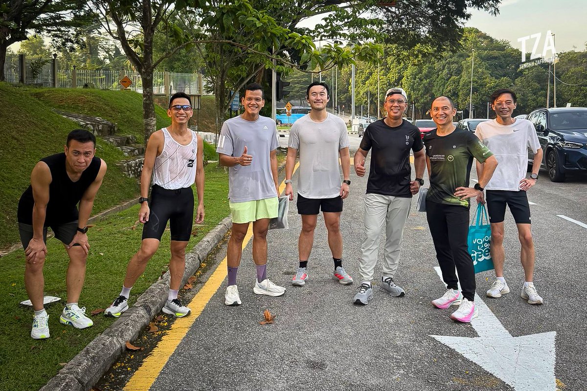 tzafrul_aziz's tweet image. “Kita bagi jadi!”

Nampak slogan ni kat helmet Jijoe masa menang emas keirin di World Cup, Nilai - terus naik semangat nak training.

6.30 am tadi sempat quick run sebelum masuk kerja.
Tak payah tunggu petang - pagi pun boleh.

#TZA #GayaHidupSihat #RoadTo42KM #RunMalaysia